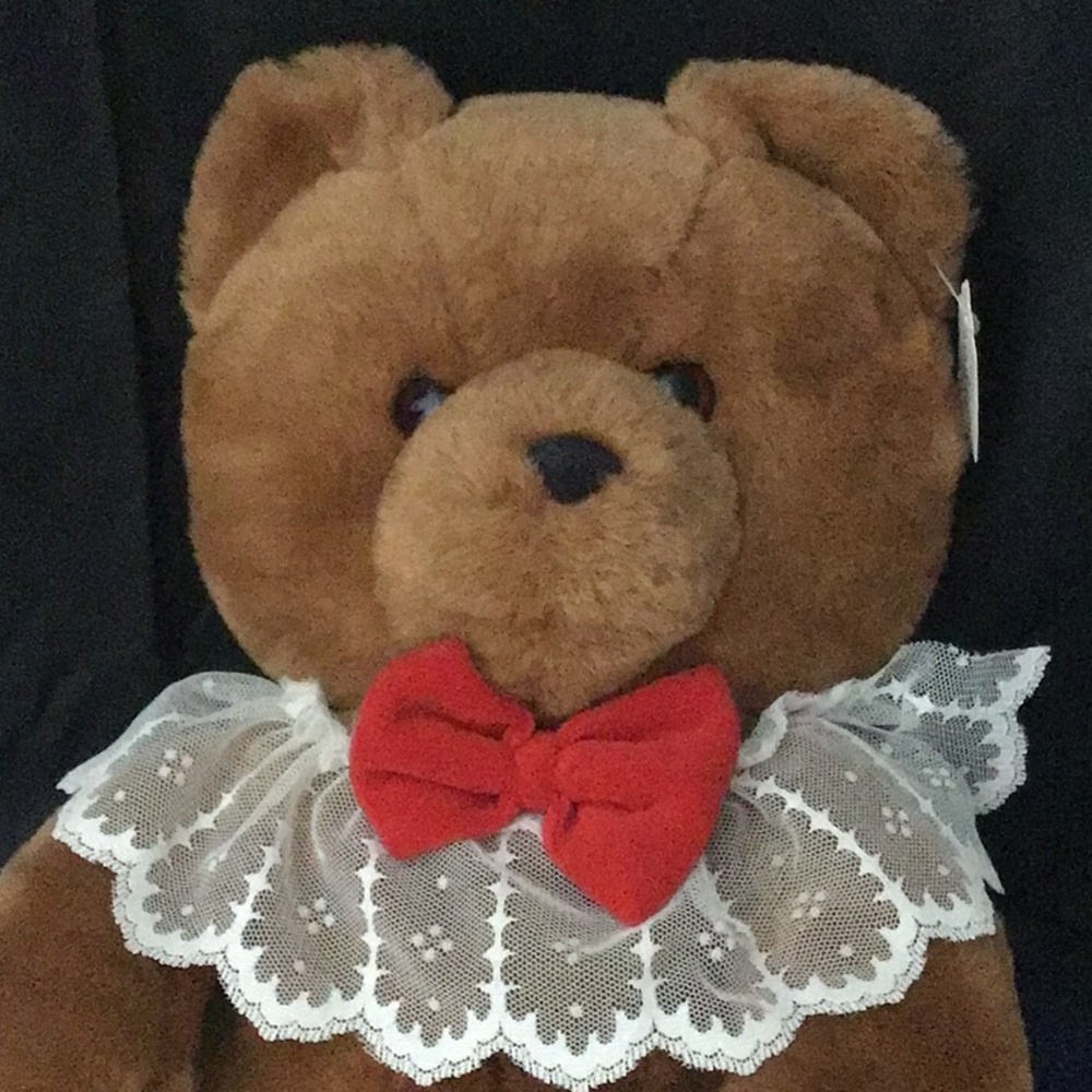 Vintage Collectible 1986 Dakin Fan Farm “Honey Jo” w/ Lace Collar & Red Bow.